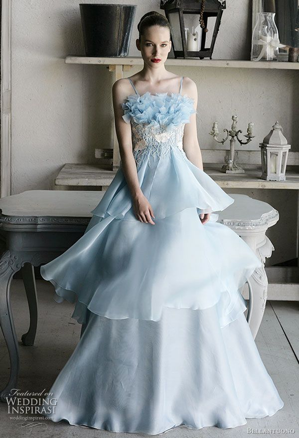 ekstrawagancka błękitna suknia ślubna