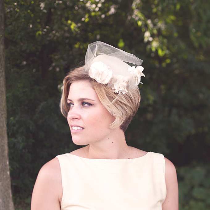 fryzura ślubna z krótkich włosów - prostych wymodelowanych z małym kapeluszem