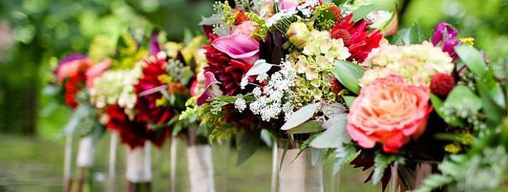 Niezastąpione kwiaty na jesienne wesele - dalie w bukiecie ślubnym