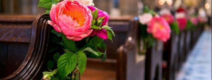 Pięknie i uroczyście - kwiatowe dekoracje kościoła na ślub