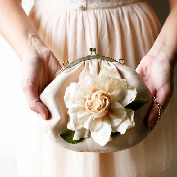 romantyczna torebka ślubna z kwiatem