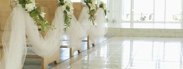 Romantyczny klimat podczas ślubu, czyli czym udekorować kościół?