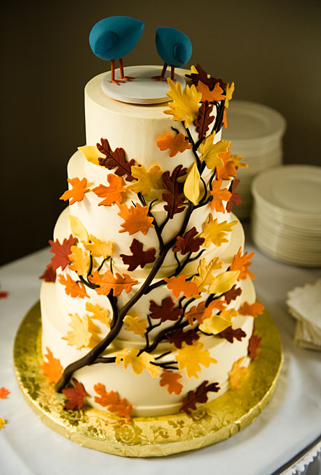 tort weselny z jesiennym motywem